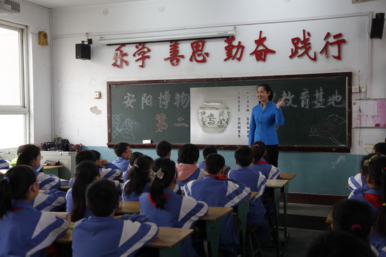 安阳博物馆讲解员为学生讲解