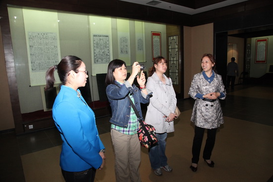 台湾学者参观安阳博物馆木版年画展