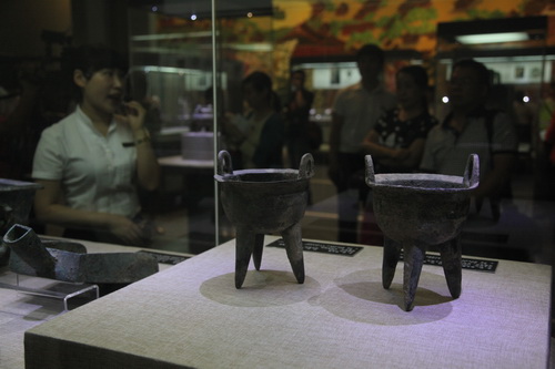 图为展出的安阳博物馆饕餮纹锥足鼎ys