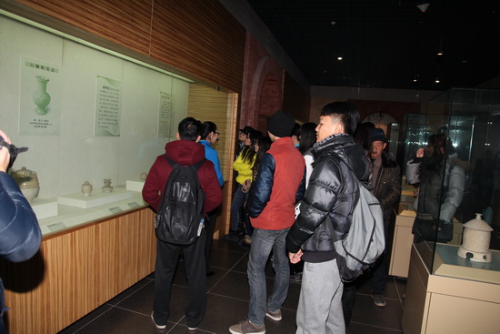 河大学生参观安阳博物馆展厅ys