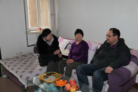 图为在老馆长家中慰问ys