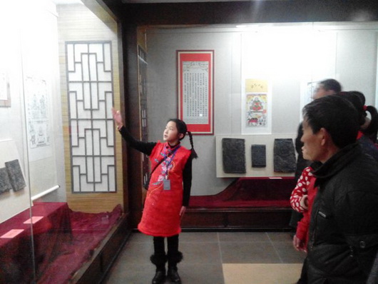 小讲解员志愿者为观众讲解服务1ys