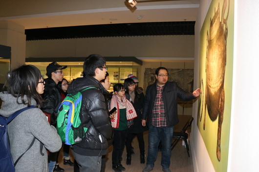 北大学生参观展览ys